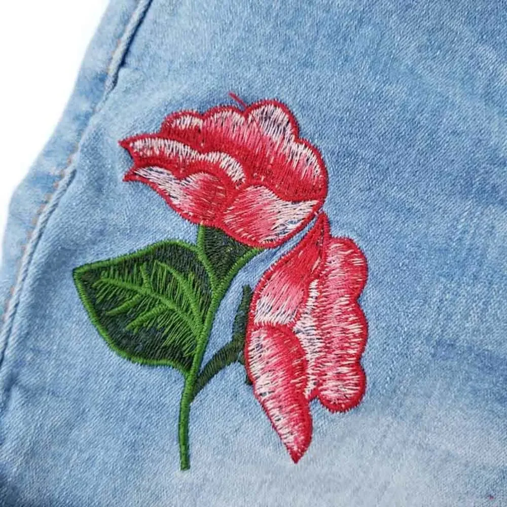 Roma Studio Jean Shorts Denim Size 9 Juniors, Floral Embroidered, Rolled Cuff